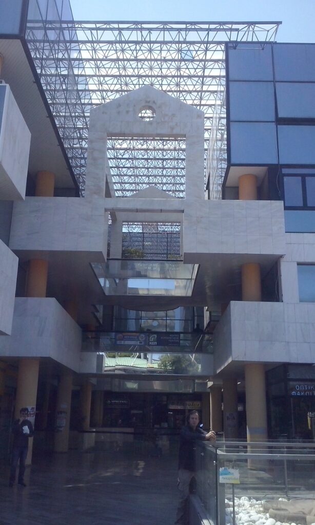 Δημαρχείο Νέου Ηρακλείου — Ημερήσια όψη εισόδου και μεταλλικού δικτυώματος Δημαρχείο Νέου Ηρακλείου — Ημερήσια όψη εισόδου και μεταλλικού δικτυώματος