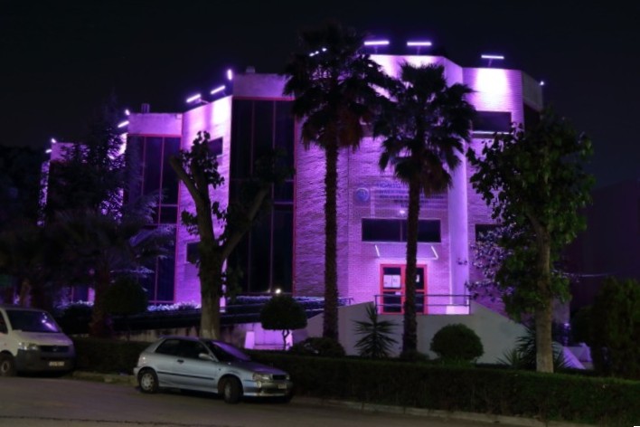 Μωβ φωτισμός στην πρόσοψη του πολιτιστικού κέντρου Μωβ φωτισμός στην πρόσοψη του πολιτιστικού κέντρου / Purple lighting on the cultural centre façade