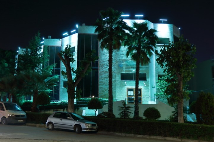 Τιρκουάζ φωτιστική σκηνή στο δημοτικό κτίριο Τιρκουάζ φωτιστική σκηνή στο δημοτικό κτίριο / Turquoise lighting scene on the municipal building