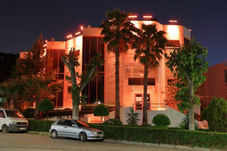 Θερμή πορτοκαλί σκηνή στις όψεις του πολιτιστικού κέντρου Θερμή πορτοκαλί σκηνή στις όψεις του πολιτιστικού κέντρου / Warm orange scene across the cultural centre façades