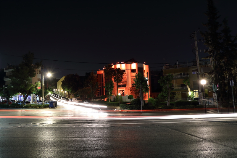 Το πολιτιστικό κέντρο με πορτοκαλί φωτισμό στο αστικό τοπίο Το πολιτιστικό κέντρο με πορτοκαλί φωτισμό στο αστικό τοπίο / The cultural centre with orange lighting in its urban setting