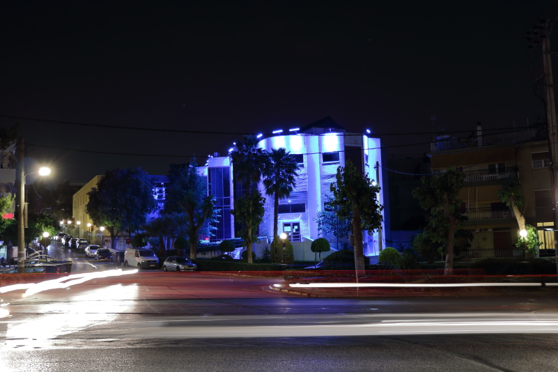 Μπλε φωτιστική σκηνή στο πολιτιστικό κέντρο τη νύχτα Μπλε φωτιστική σκηνή στο πολιτιστικό κέντρο τη νύχτα / Blue lighting scene at the cultural centre at night