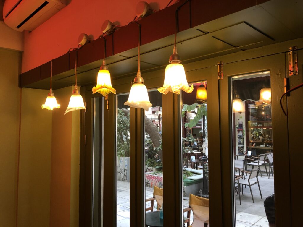 Καραγκιόζης — Κρεμαστά φωτιστικά και εσωτερική όψη Καραγκιόζης — Κρεμαστά φωτιστικά και εσωτερική όψη