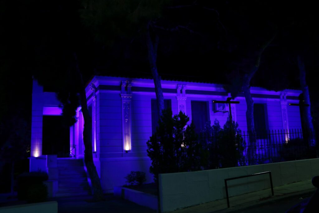 Πλαϊνή όψη του κτιρίου με μπλε φωτισμό DMX Πλαϊνή όψη του κτιρίου με μπλε φωτισμό DMX / Side façade with blue DMX lighting