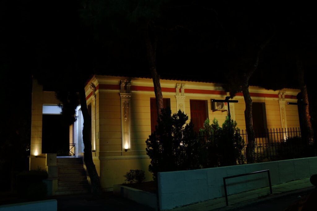 Πλαϊνή όψη του κτιρίου με θερμή φωτιστική σκηνή Πλαϊνή όψη του κτιρίου με θερμή φωτιστική σκηνή / Side façade with a warm lighting scene
