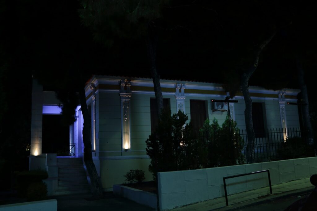 Ήπια φωτιστική σκηνή στις όψεις του νεοκλασικού Ήπια φωτιστική σκηνή στις όψεις του νεοκλασικού / Subtle lighting scene across the neoclassical façades