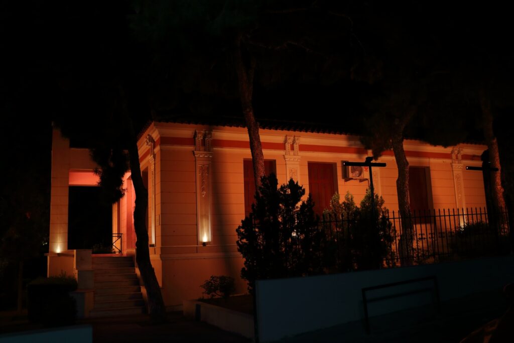 Πορτοκαλί φωτιστική σκηνή στην πλαϊνή όψη Πορτοκαλί φωτιστική σκηνή στην πλαϊνή όψη / Orange lighting scene on the side façade