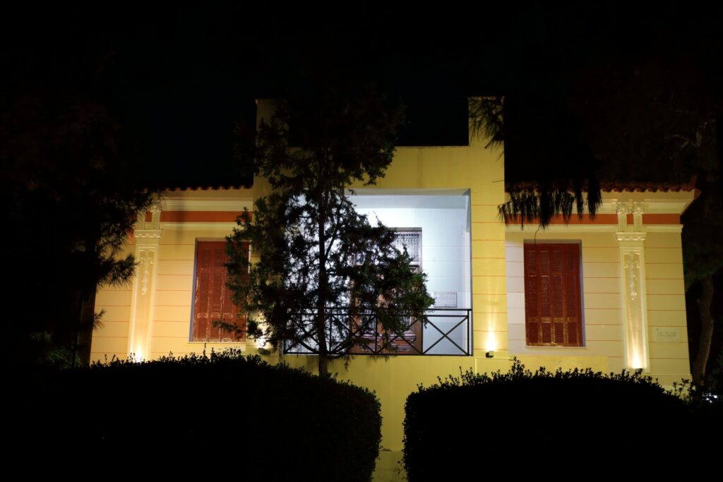 Πρόσοψη νεοκλασικού με θερμό φωτισμό Πρόσοψη νεοκλασικού με θερμό φωτισμό / Neoclassical façade with warm lighting