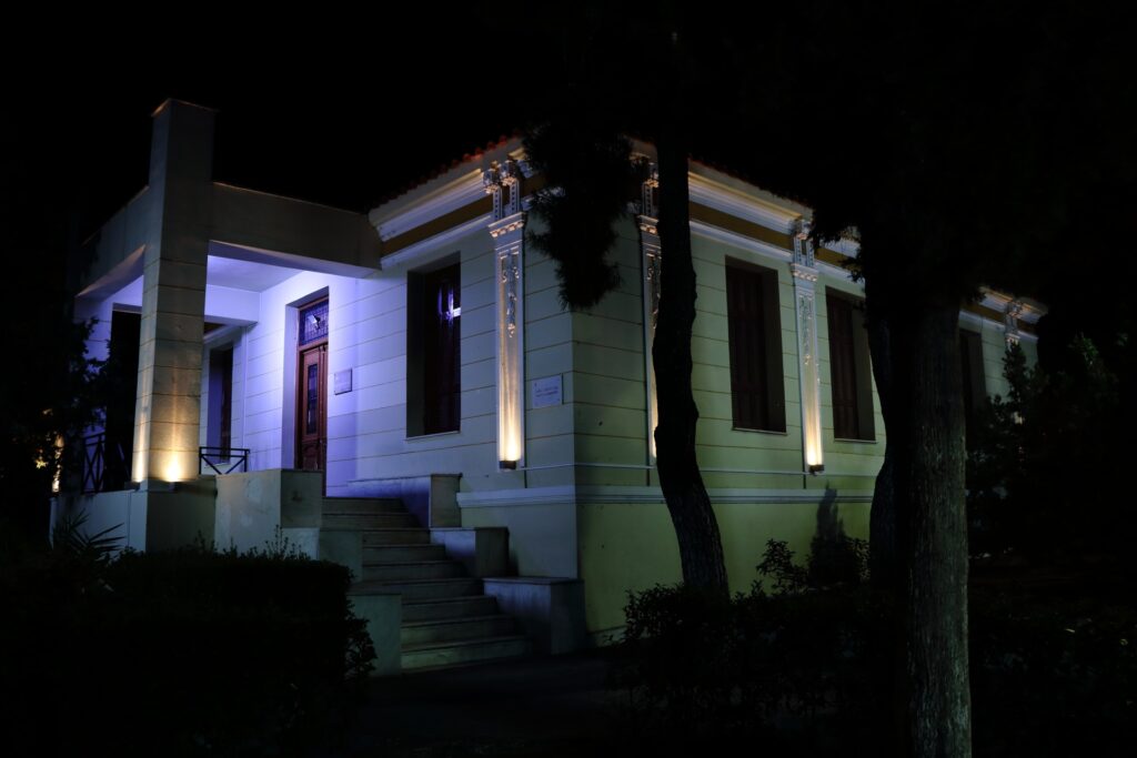 Διακριτικός φωτισμός εισόδου και ανάγλυφων στοιχείων Διακριτικός φωτισμός εισόδου και ανάγλυφων στοιχείων / Subtle lighting of the entrance and decorative reliefs