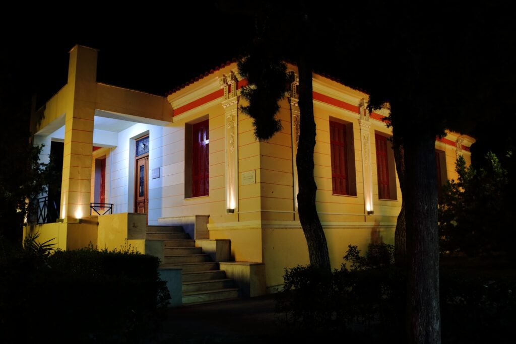 Θερμός φωτισμός στην είσοδο και την πλαϊνή όψη Θερμός φωτισμός στην είσοδο και την πλαϊνή όψη / Warm lighting across the entrance and side façade
