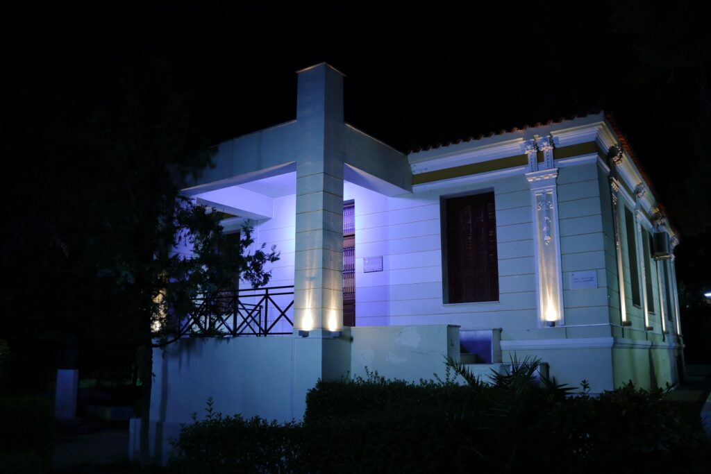 Φωτισμός κιονόκρανων και στεγασμένης εισόδου Φωτισμός κιονόκρανων και στεγασμένης εισόδου / Lighting of decorative capitals and the covered entrance