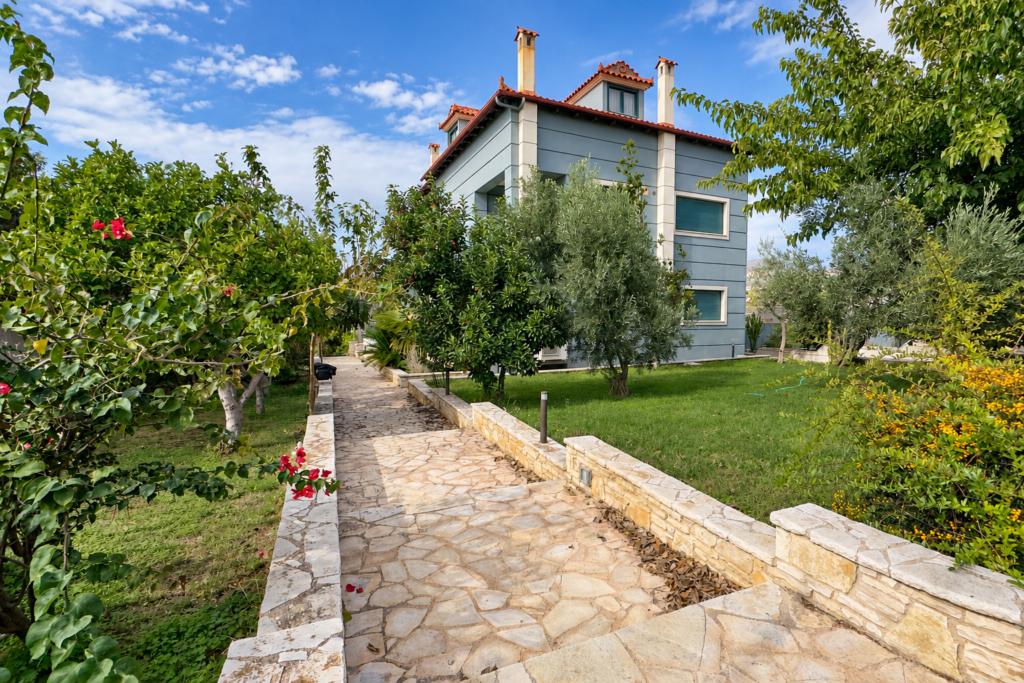 Smart Home Garden Stone garden path overlooking the residence