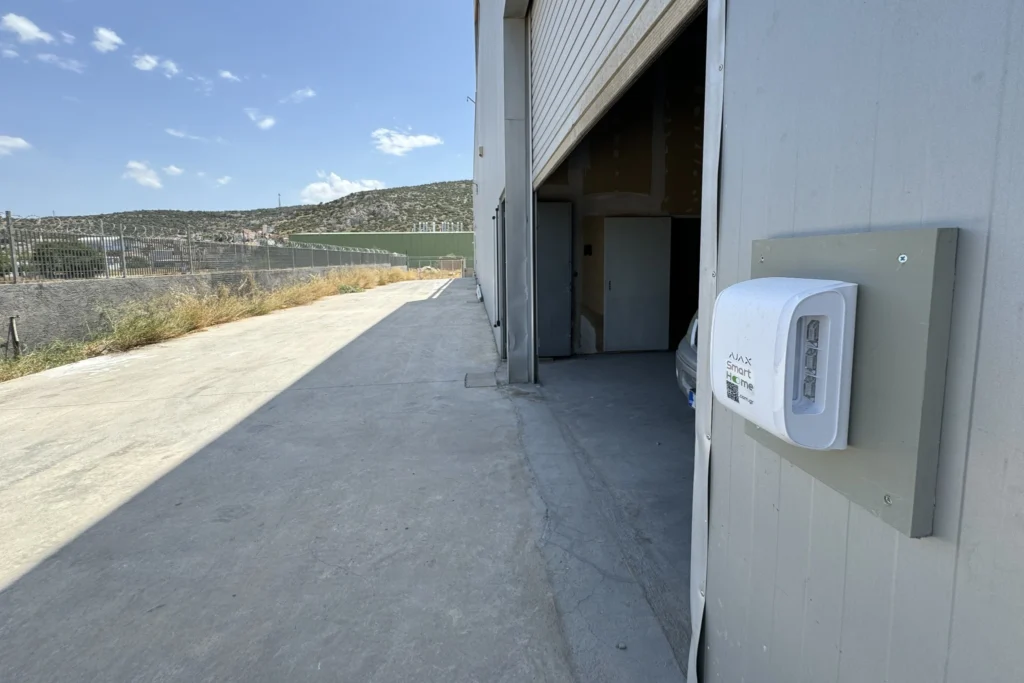 Εξωτερικός ανιχνευτής συναγερμού δίπλα στην είσοδο του κτιρίου Εξωτερικός ανιχνευτής συναγερμού δίπλα στην είσοδο του κτιρίου