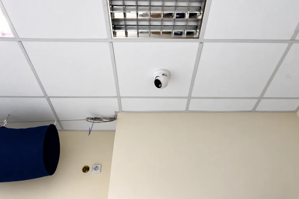Σταθερή κάμερα οροφής για γενική εποπτεία του χώρου Σταθερή κάμερα οροφής για γενική εποπτεία του χώρου