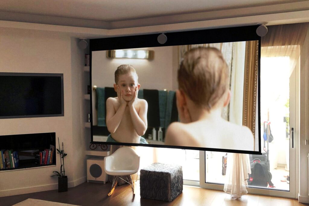 Home cinema με ηλεκτροκίνητη οθόνη στο καθιστικό Home cinema με ηλεκτροκίνητη οθόνη στο καθιστικό