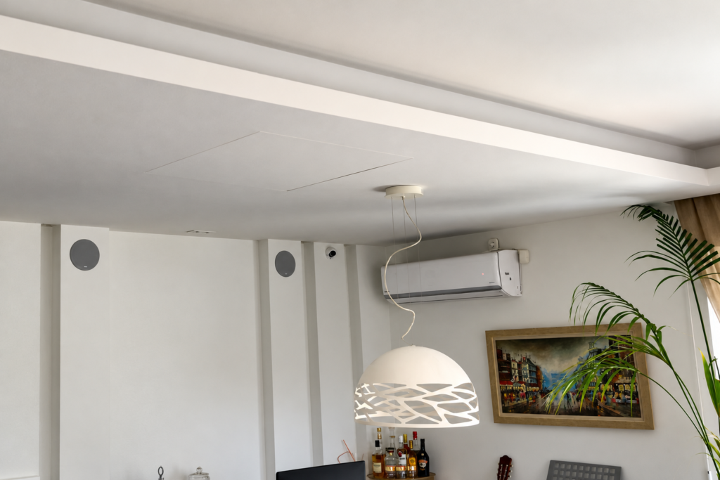 Κρυφός εξοπλισμός home cinema στην οροφή του καθιστικού Κρυφός εξοπλισμός home cinema στην οροφή του καθιστικού