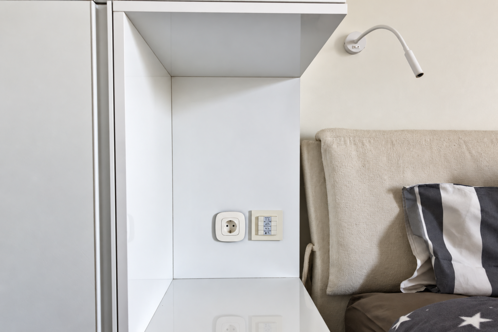 Χειριστήριο KNX δίπλα στο κρεβάτι Χειριστήριο KNX δίπλα στο κρεβάτι