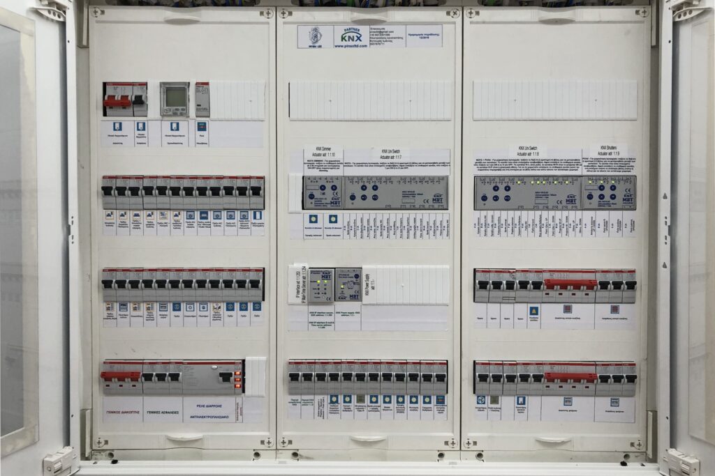 Ηλεκτρολογικός πίνακας και εξοπλισμός KNX του διαμερίσματος Ηλεκτρολογικός πίνακας και εξοπλισμός KNX του διαμερίσματος
