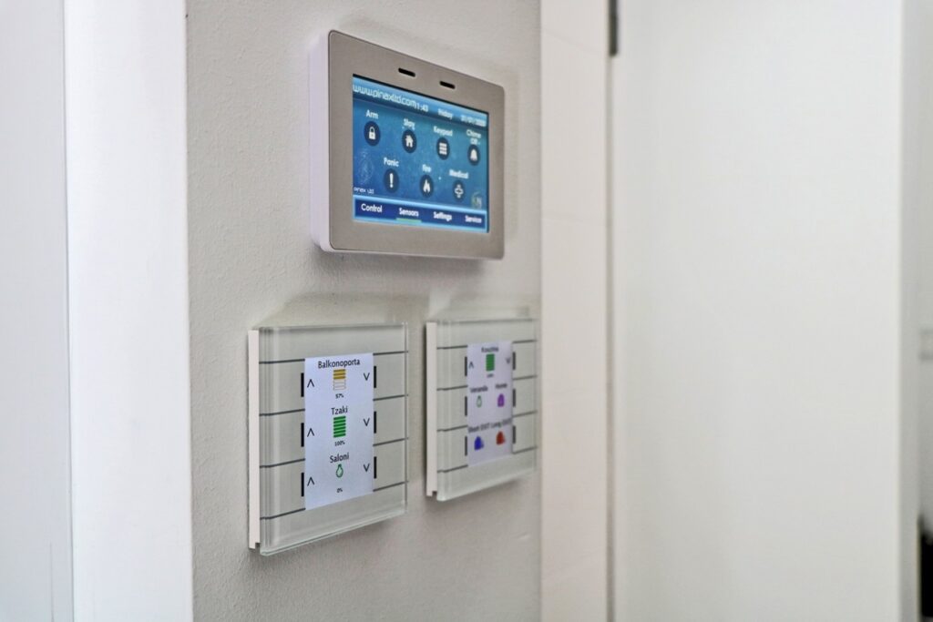 Πλάγια όψη χειριστηρίων KNX και οθόνης συναγερμού Πλάγια όψη χειριστηρίων KNX και οθόνης συναγερμού