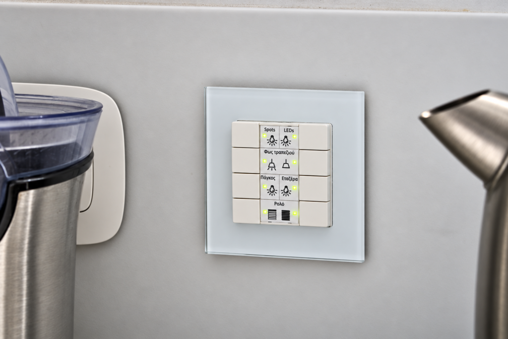 Χειριστήριο KNX για φωτισμό και ρολό κουζίνας Χειριστήριο KNX για φωτισμό και ρολό κουζίνας