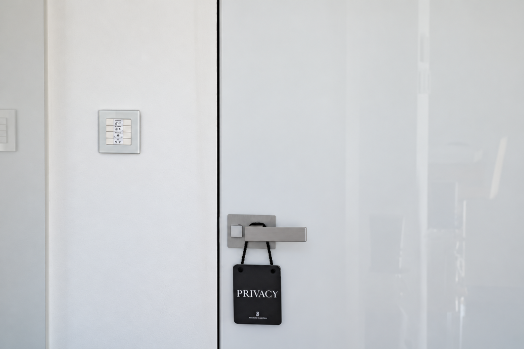 Διακριτικό χειριστήριο KNX δίπλα στην πόρτα Διακριτικό χειριστήριο KNX δίπλα στην πόρτα