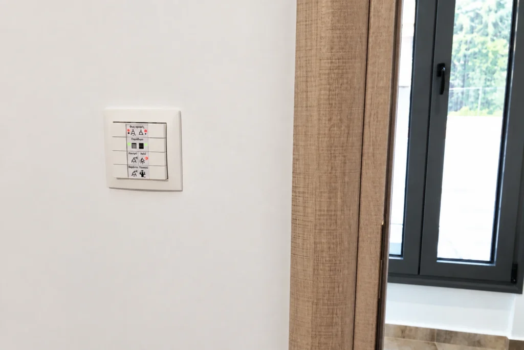 Μεζονέτα KNX 120 τ.μ. – Χειριστήριο αυτοματισμού δίπλα στο άνοιγμα του χώρου Χειριστήριο αυτοματισμού δίπλα στο άνοιγμα του χώρου