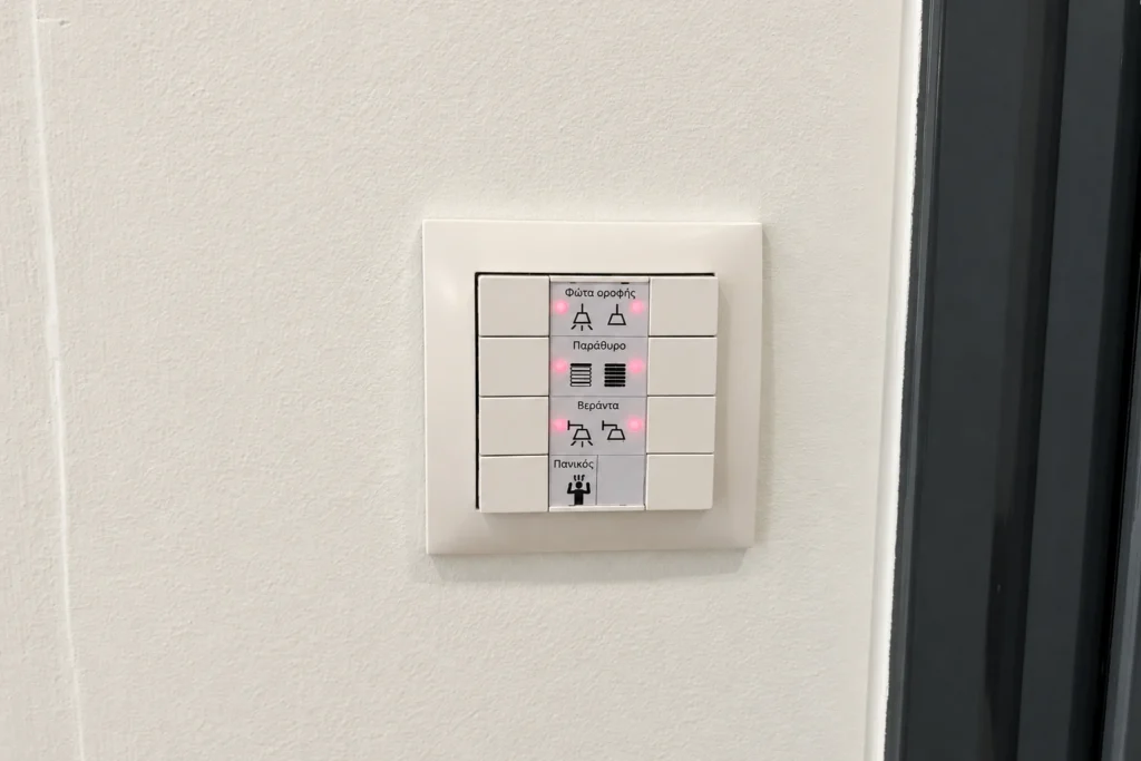Μεζονέτα KNX 120 τ.μ. – Χειριστήριο φωτισμού και ρολών με πλαίσιο επιλογής του πελάτη Χειριστήριο φωτισμού και ρολών με πλαίσιο επιλογής του πελάτη