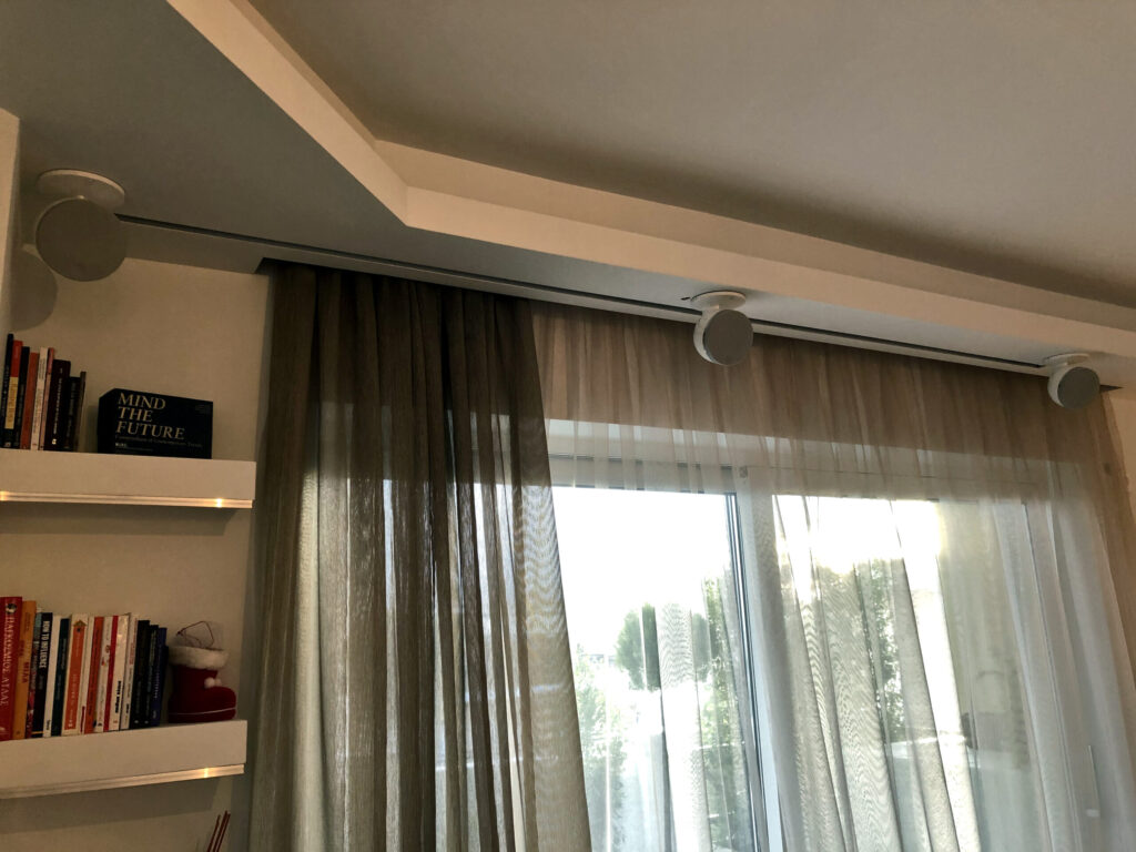 livingroom GR 05 Κρυφή οθόνη προβολής και μικρά ηχεία στο καθιστικό