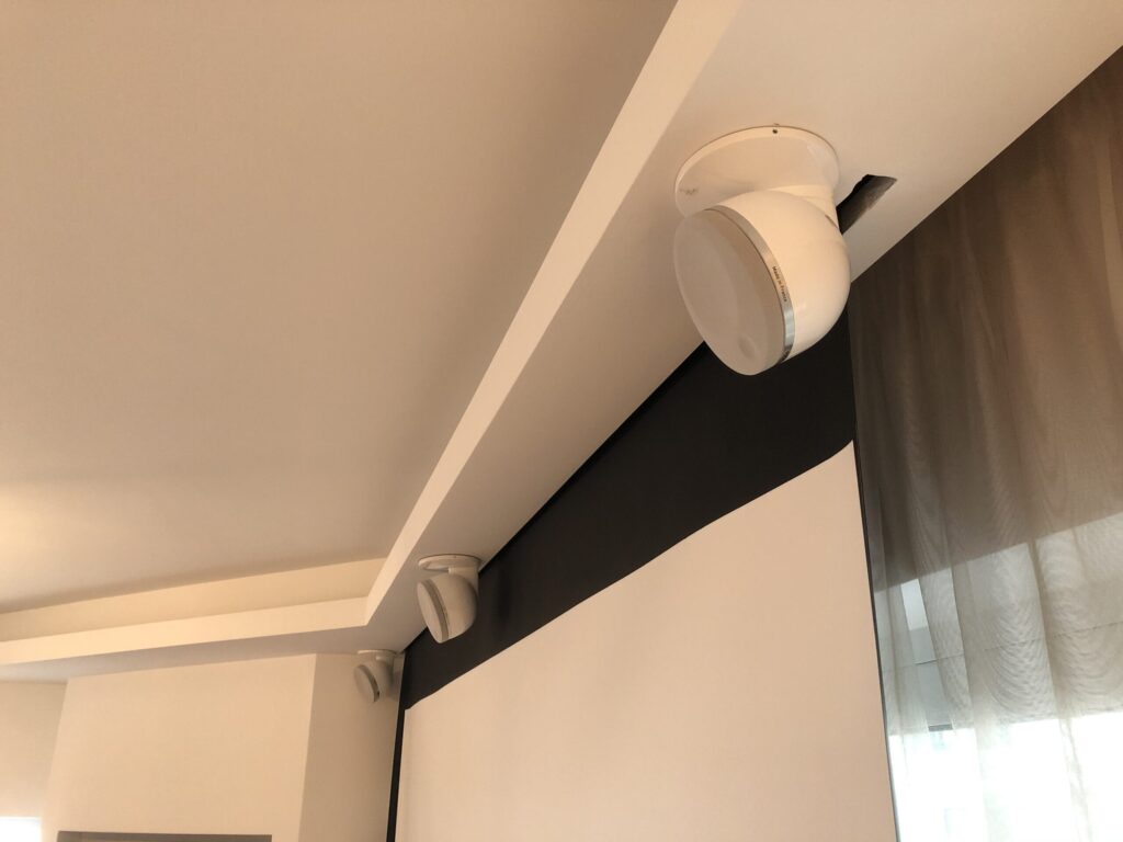 livingroom GR 06 Λεπτομέρεια μικρού ηχείου κοντά στην οροφή