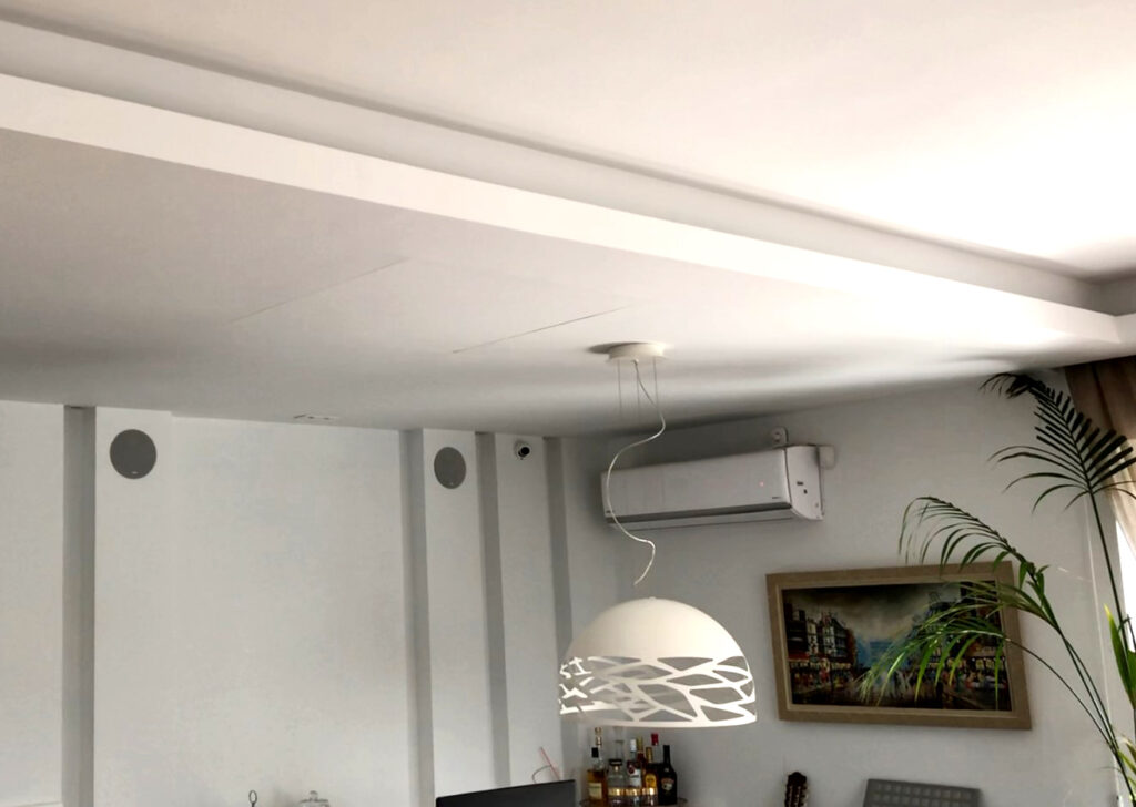 livingroom GR 08 Οροφή καθιστικού με τον προβολέα κρυμμένο