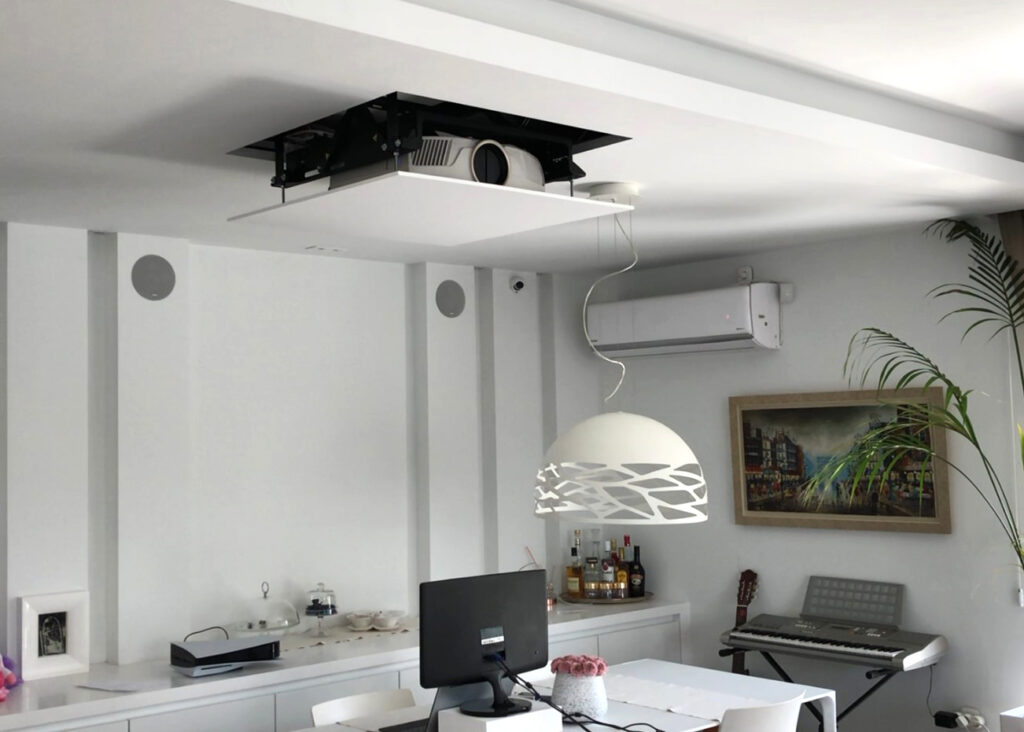 livingroom GR 09 Προβολέας κατεβασμένος από τον μηχανισμό οροφής