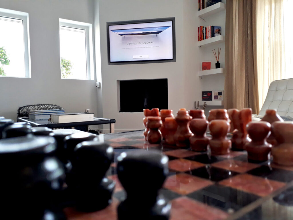 livingroom GR 11 Σκάκι και τηλεόραση ενσωματωμένη στο τζάκι