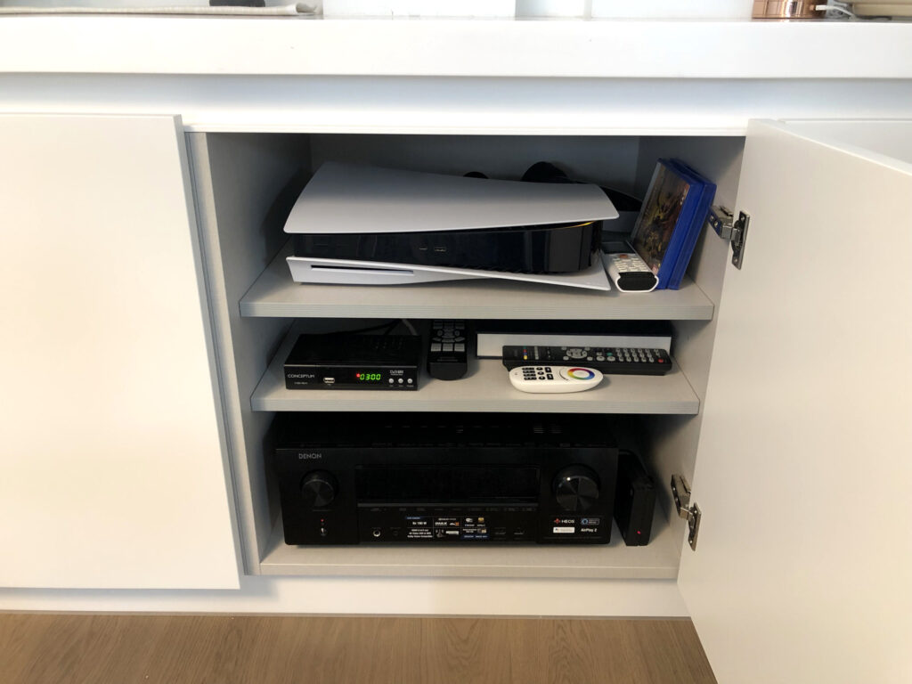 livingroom GR 13 Οπτικοακουστικός εξοπλισμός μέσα σε έπιπλο