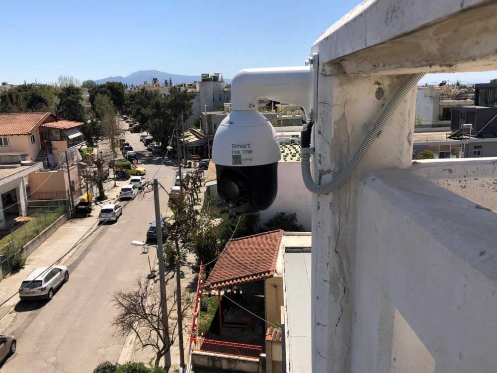 Κάμερα επιτήρησης εγκατεστημένη στην άκρη της ταράτσας