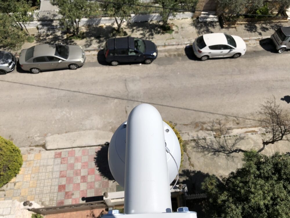 Κάμερα στην ταράτσα με οπτικό πεδίο προς την είσοδο του κτιρίου