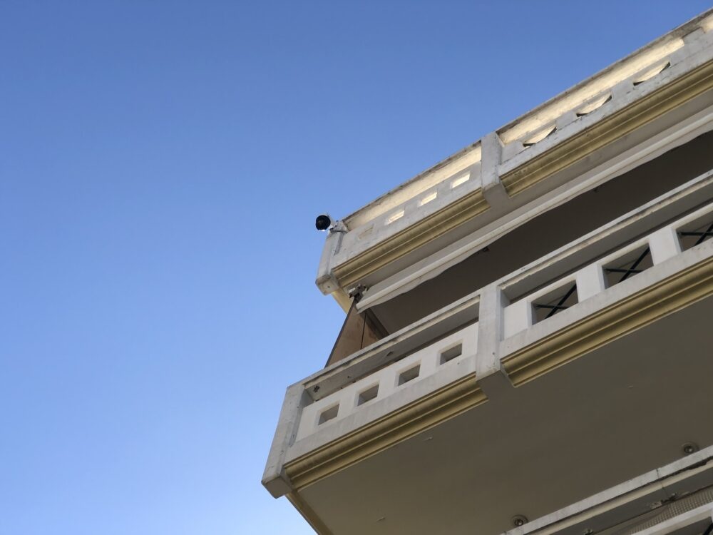 Εξωτερική όψη πολυκατοικίας με κάμερα ασφαλείας στην ταράτσα