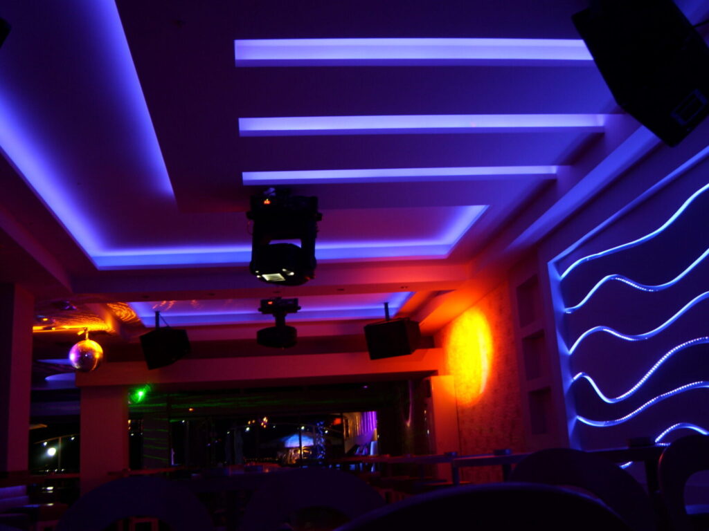 Beluga Beach Club — Μπλε κρυφός φωτισμός οροφής και φωτιστικά εφέ στον εσωτερικό χώρο Μπλε κρυφός φωτισμός οροφής και φωτιστικά εφέ στον εσωτερικό χώρο — Beluga Beach Club / Blue concealed ceiling lighting and indoor lighting effects