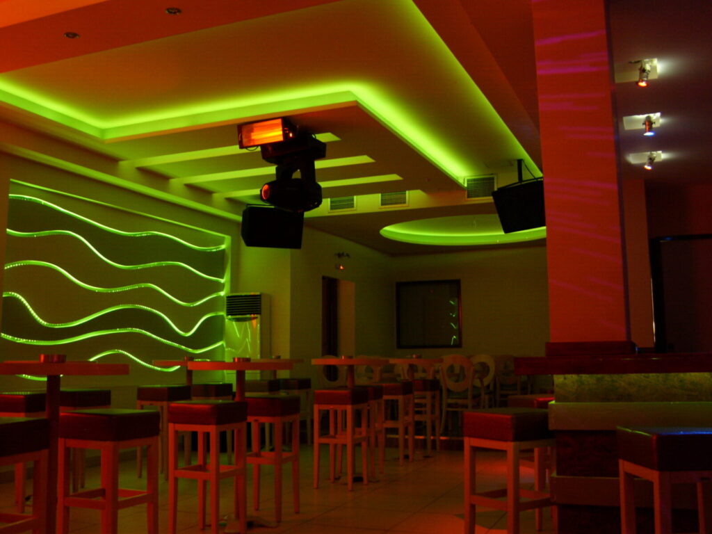Beluga Beach Club — Πράσινος φωτισμός οροφής στον εσωτερικό χώρο Πράσινος φωτισμός οροφής στον εσωτερικό χώρο — Beluga Beach Club / Green ceiling lighting in the interior
