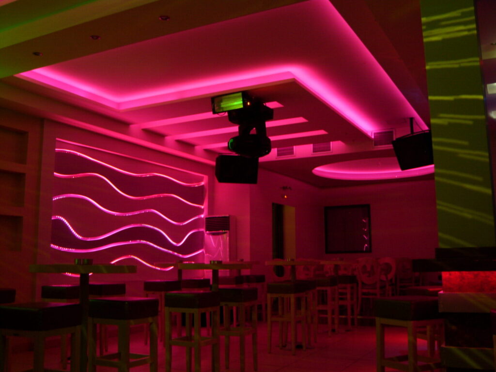Beluga Beach Club — Ροζ φωτιστική σκηνή στον εσωτερικό χώρο Ροζ φωτιστική σκηνή στον εσωτερικό χώρο — Beluga Beach Club / Pink lighting scene in the interior