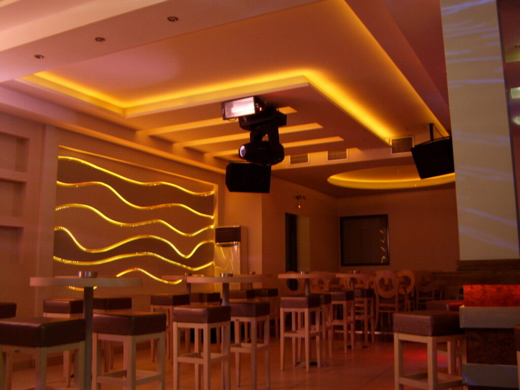 Beluga Beach Club — Θερμός φωτισμός οροφής και διακοσμητικού τοίχου Θερμός φωτισμός οροφής και διακοσμητικού τοίχου — Beluga Beach Club / Warm lighting on the ceiling and decorative wall