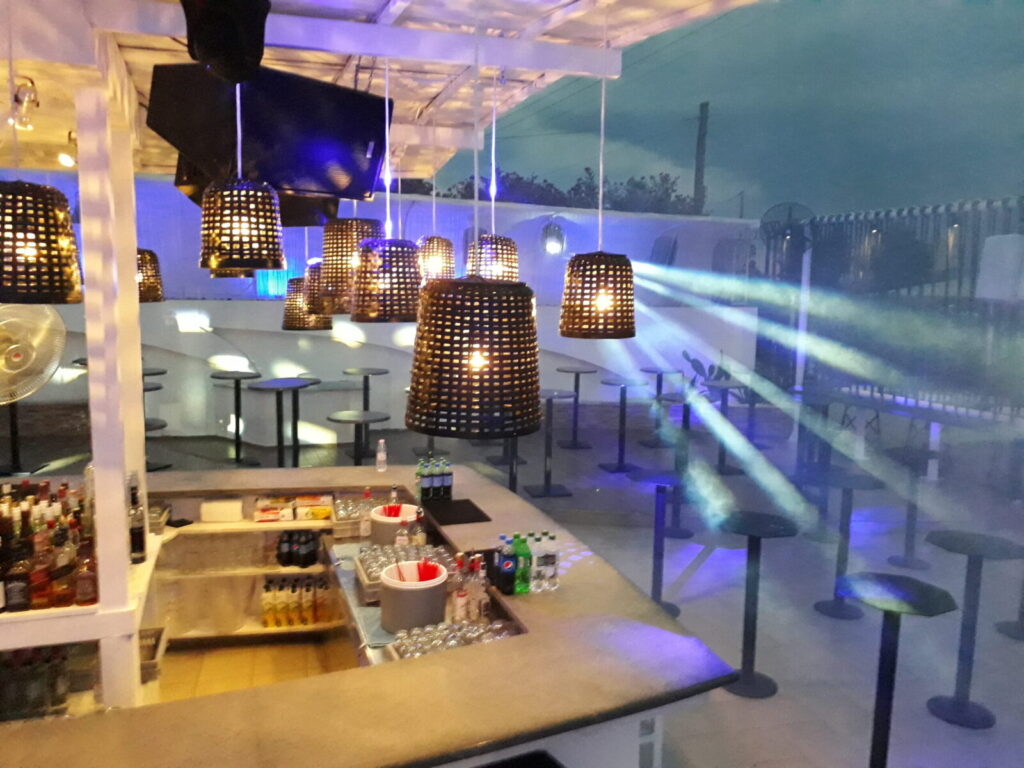 Beluga Beach Club — Δέσμες φωτός γύρω από το εξωτερικό μπαρ Δέσμες φωτός γύρω από το εξωτερικό μπαρ — Beluga Beach Club / Light beams around the outdoor bar