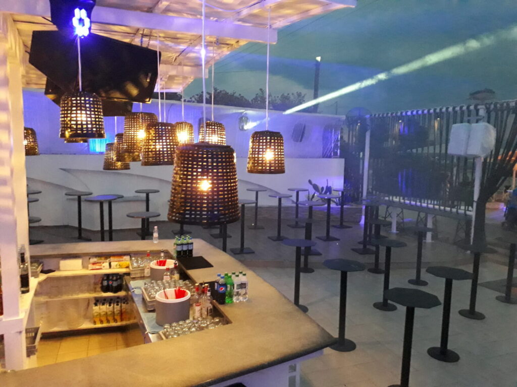 Beluga Beach Club — Φωτιστικά εφέ κάτω από το στέγαστρο του μπαρ Φωτιστικά εφέ κάτω από το στέγαστρο του μπαρ — Beluga Beach Club / Lighting effects under the bar canopy