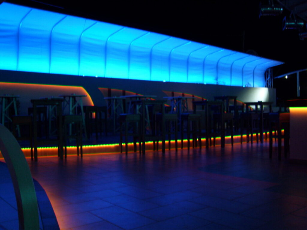 Beluga Beach Club — Μπλε αρχιτεκτονικός φωτισμός στην εξωτερική όψη Μπλε αρχιτεκτονικός φωτισμός στην εξωτερική όψη — Beluga Beach Club / Blue architectural lighting on the exterior