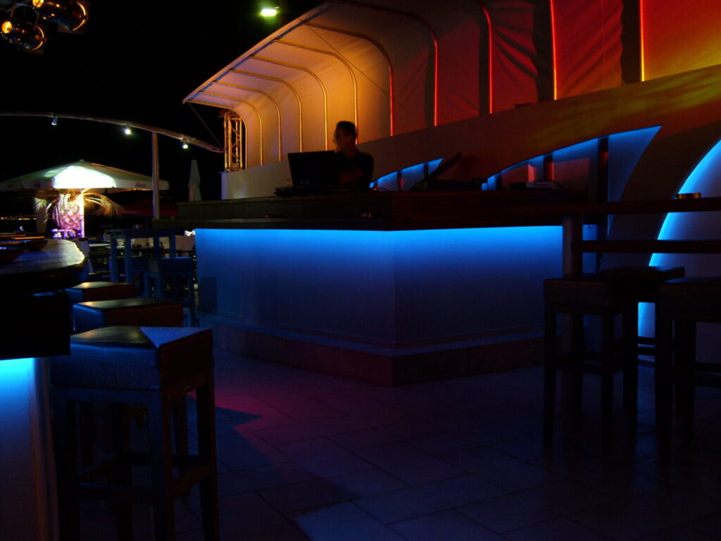 Beluga Beach Club — Μπλε φωτισμός στην πρόσοψη του εξωτερικού μπαρ Μπλε φωτισμός στην πρόσοψη του εξωτερικού μπαρ — Beluga Beach Club / Blue lighting on the front of the outdoor bar