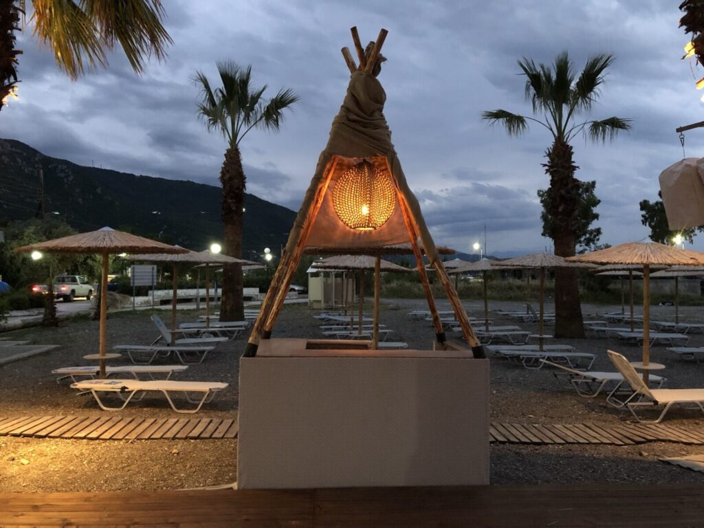 Beluga Beach Club — Φωτιζόμενη κατασκευή στην παραλία ανάμεσα σε φοίνικες Φωτιζόμενη κατασκευή στην παραλία ανάμεσα σε φοίνικες — Beluga Beach Club / Illuminated beach structure between palm trees
