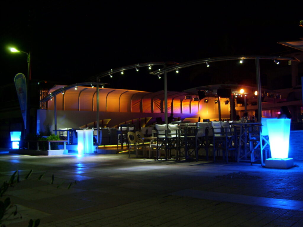 Beluga Beach Club — Πανοραμική νυχτερινή άποψη του εξωτερικού μπαρ Πανοραμική νυχτερινή άποψη του εξωτερικού μπαρ — Beluga Beach Club / Panoramic night view of the outdoor bar