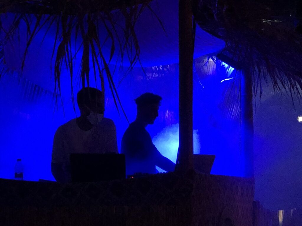 Beluga Beach Club — Μπλε φωτισμός και σιλουέτες επισκεπτών Μπλε φωτισμός και σιλουέτες επισκεπτών — Beluga Beach Club / Blue lighting and silhouettes of guests