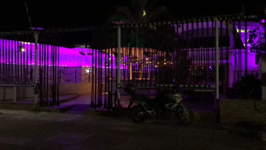 Beluga Beach Club — Μωβ φωτισμός στον εξωτερικό χώρο με κρεμαστά διακοσμητικά Μωβ φωτισμός στον εξωτερικό χώρο με κρεμαστά διακοσμητικά — Beluga Beach Club / Purple lighting in the outdoor area with hanging decorations