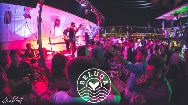 Beluga Beach Club — Ζωντανή μουσική με σκηνικό φωτισμό Ζωντανή μουσική με σκηνικό φωτισμό — Beluga Beach Club / Live music with stage lighting