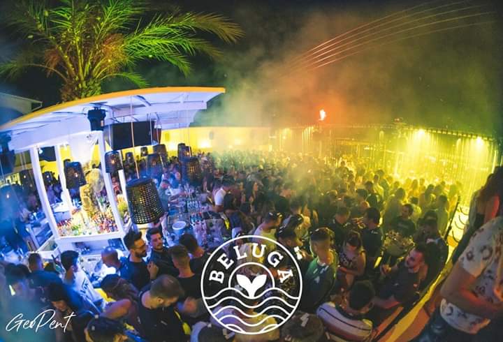 Beluga Beach Club — Έγχρωμα φωτιστικά εφέ πάνω από το κοινό Έγχρωμα φωτιστικά εφέ πάνω από το κοινό — Beluga Beach Club / Coloured lighting effects above the audience